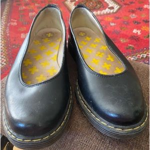 Women’s size 40 dr. Marten. Vintage. Barely worn. Almost perfect condition.